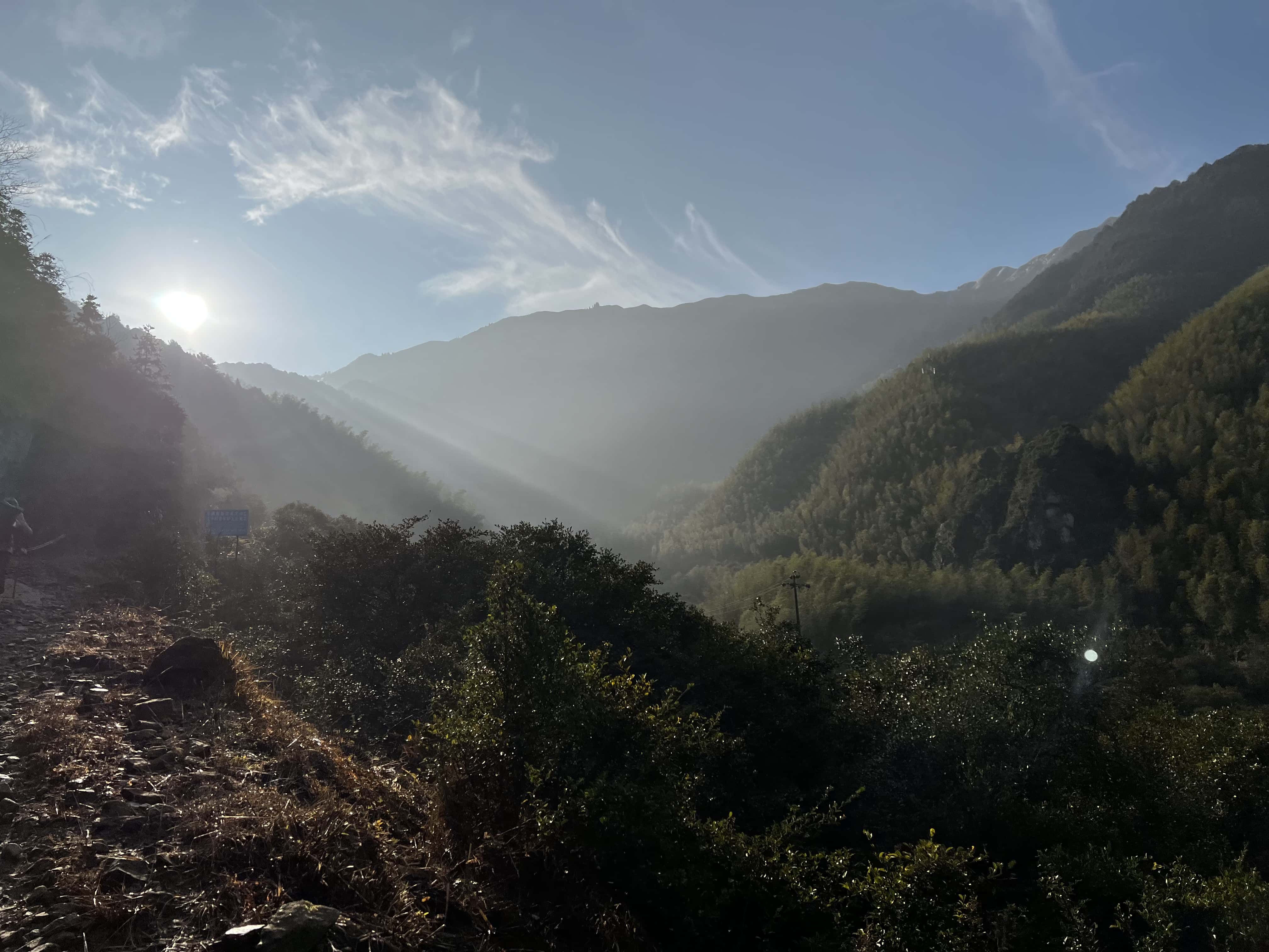 此时太阳光刚好照进这个山谷，丁达尔效应非常梦幻