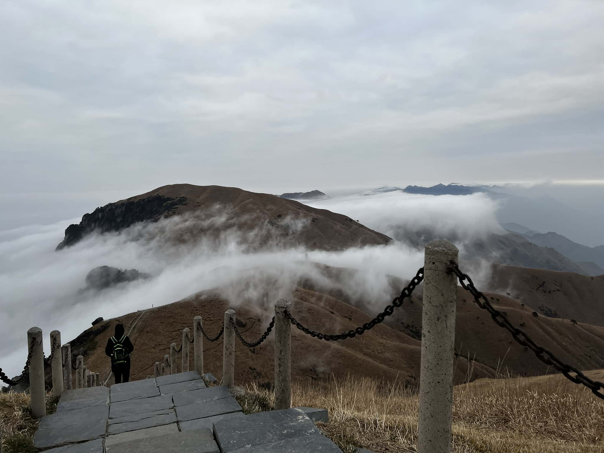 登顶后又走石阶路下降几百米去客栈