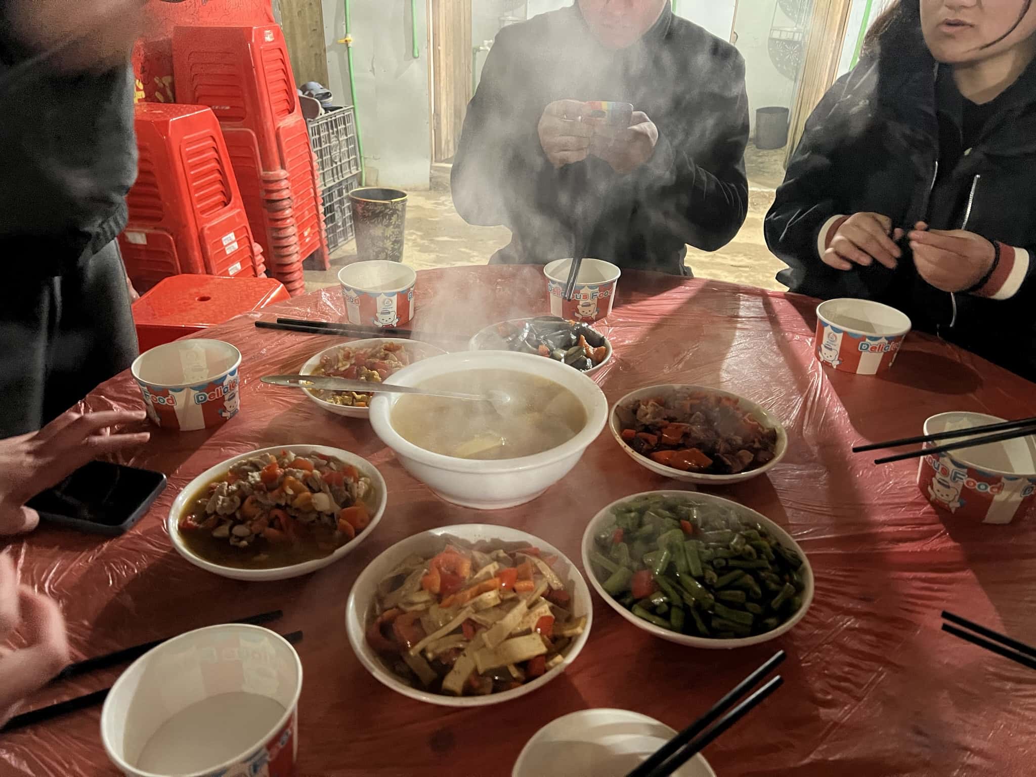 比一个人吃的更香的是一群人一起吃的香，鸡汤猛干几大碗