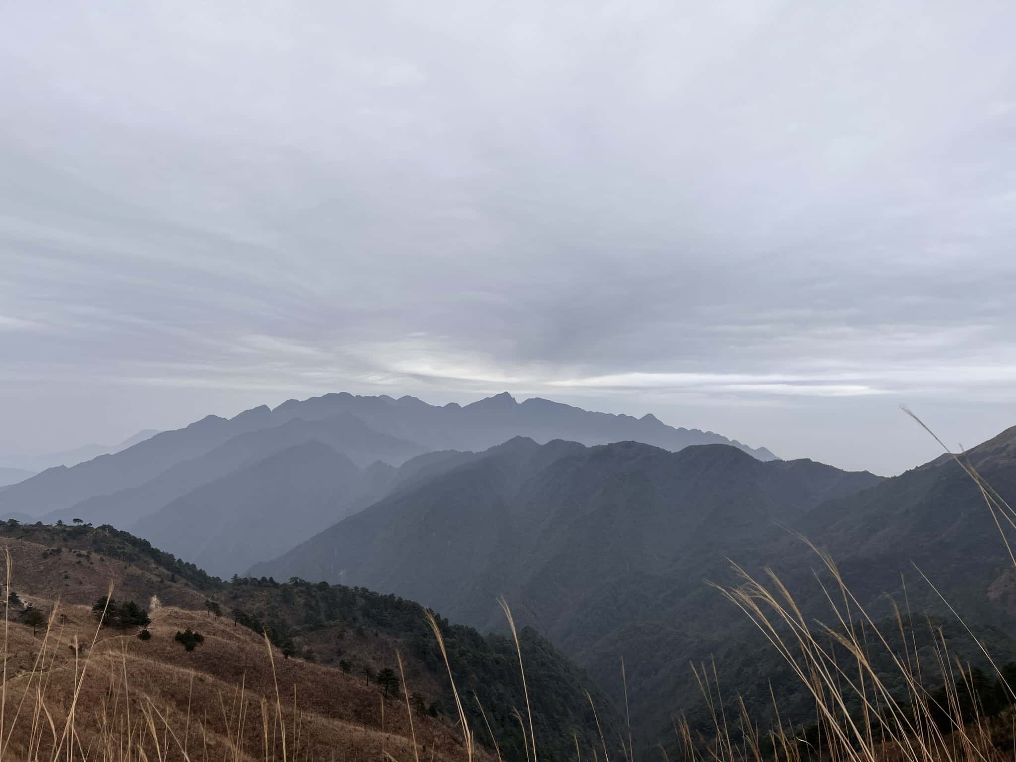 一大早启程，客栈睡醒看到的风景